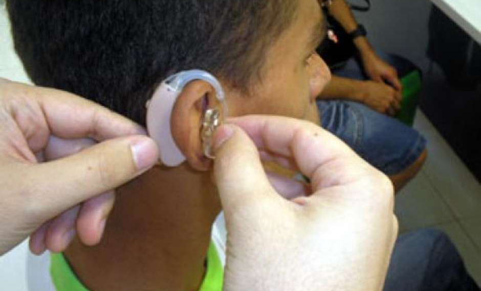 Jovens estão perdendo audição por causa de fones de ouvido, alerta conselho