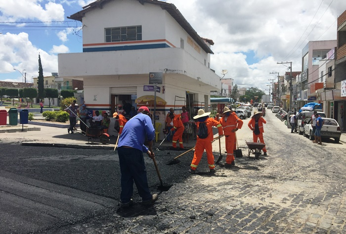Centro de Santaluz começa a ser asfaltado e ganhará moderna sinalização