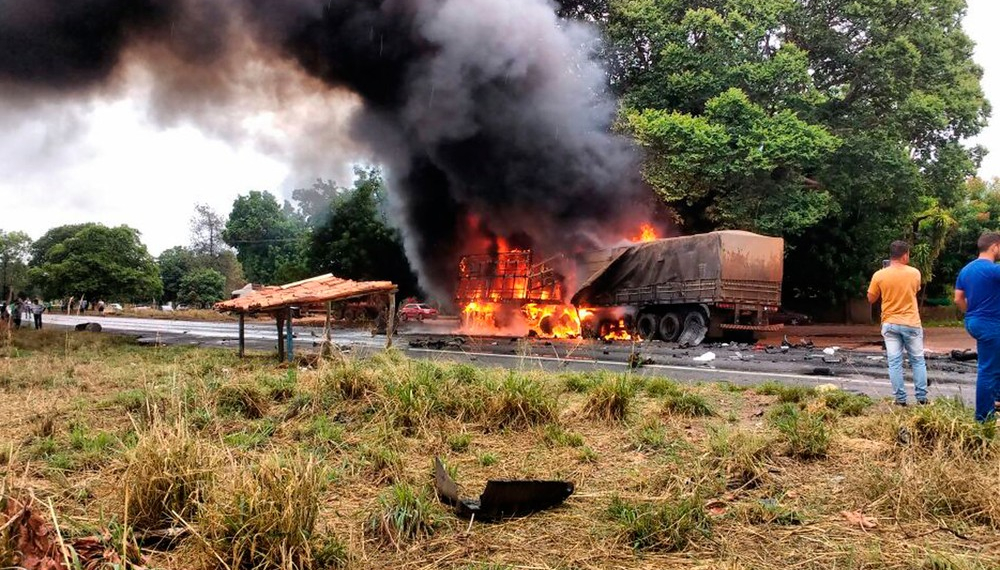 Batida entre três carretas deixa três mortos na BR-242; criança é uma das vítimas