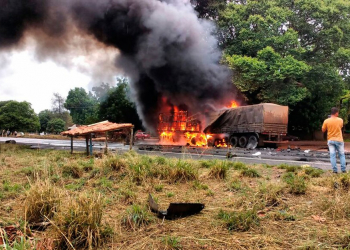 Batida entre três carretas deixa três mortos na BR-242; criança é uma das vítimas