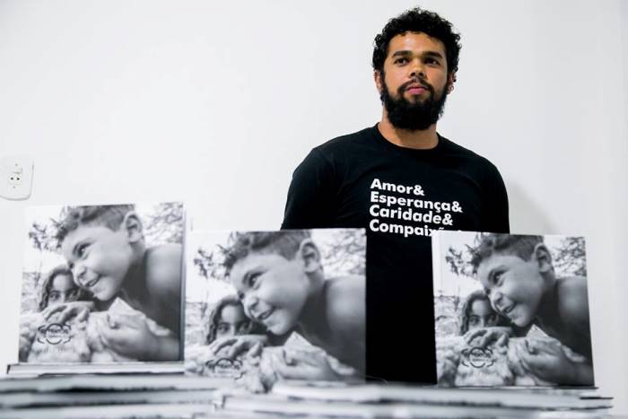 Fotógrafo lança livro Retratos de Esperança para ajudar a construir casa para catadores de lixo