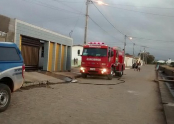 Casa de cigano envolvido na morte de policial é incendiada em Jeremoabo
