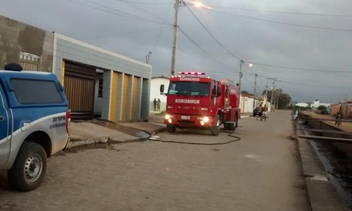 Casa de cigano envolvido na morte de policial é incendiada em Jeremoabo
