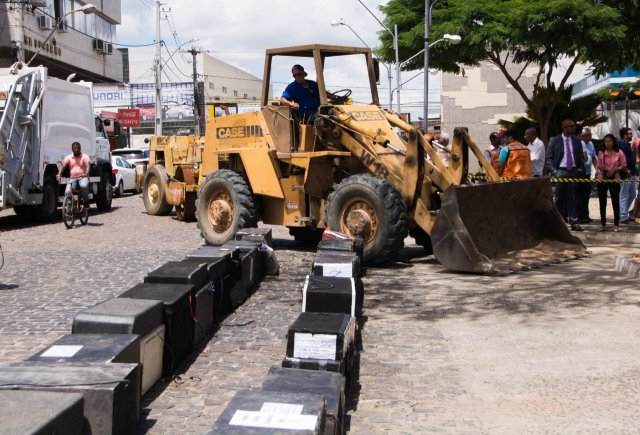 Quase 1.200 equipamentos de som (paredão) são destruídos em Feira de Santana
