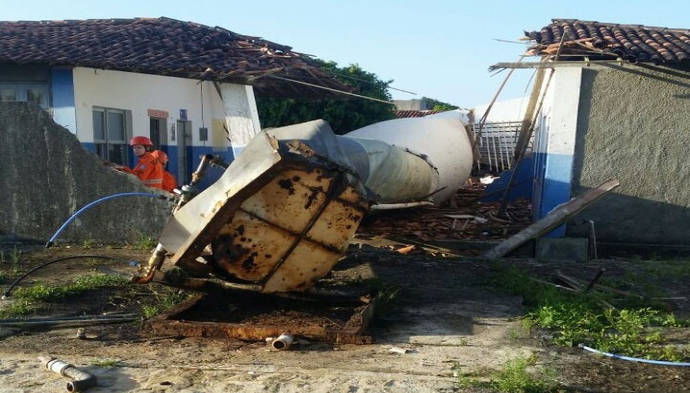 SE – Caixa d’água desaba sobre escola e mata duas crianças em Nossa Senhora das Dores