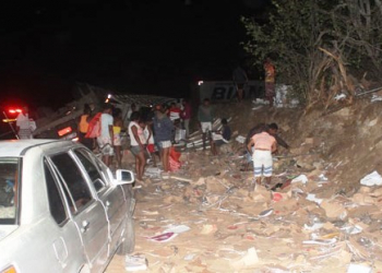 Caminhão carregado de livros e cadernos tomba na BR