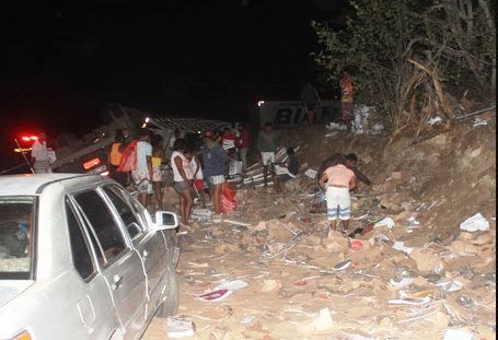 Caminhão carregado de livros e cadernos tomba na BR