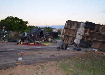 Dois homens e uma mulher morrem batida frontal entre caminhão e caminhonete na Bahia