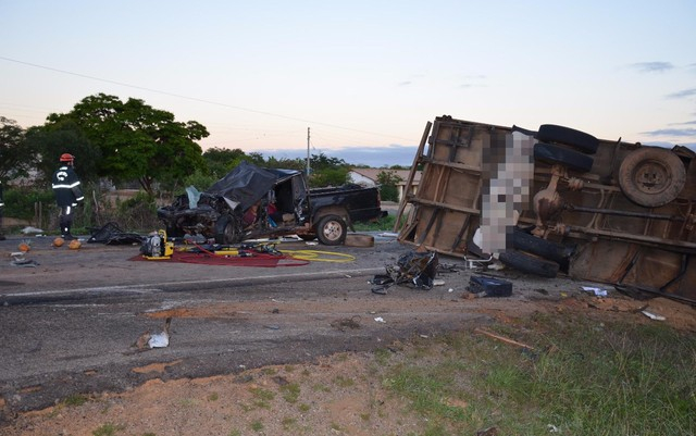 Dois homens e uma mulher morrem batida frontal entre caminhão e caminhonete na Bahia