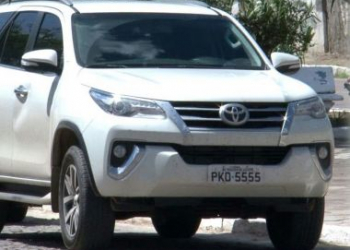 Riachão do Jacuípe – Oposição acusa prefeito de emplacar carro oficial com número do partido ao qual pertence