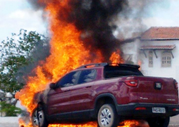 Carro conduzido por ex-prefeita de Queimadas pega fogo na BA 120, em Valente
