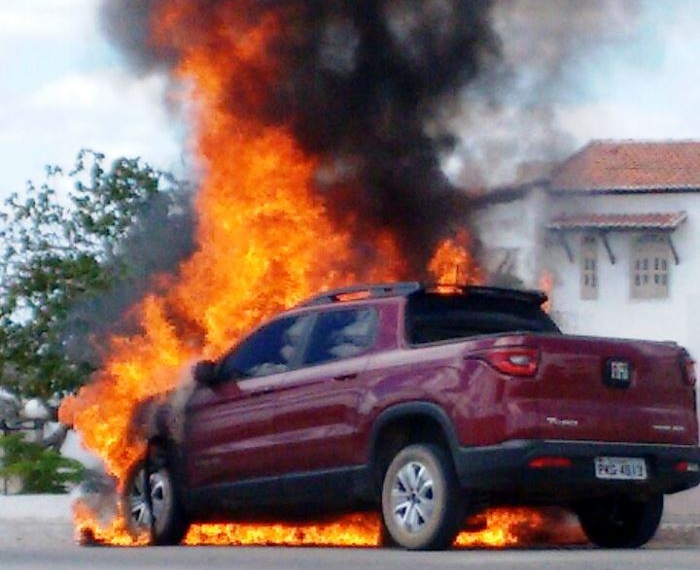 Carro conduzido por ex-prefeita de Queimadas pega fogo na BA 120, em Valente