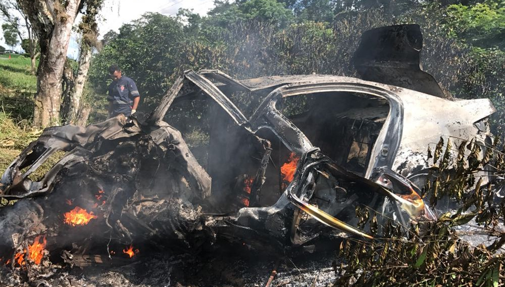 Professor morre após carro capotar e pegar fogo no extremo sul