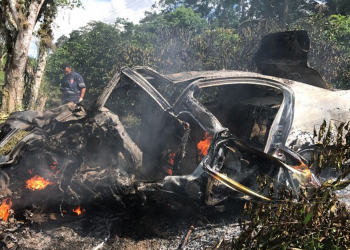 Professor morre após carro capotar e pegar fogo no extremo sul