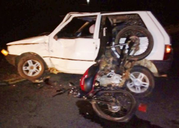 Dois ocupantes de moto ficam feridos em colisão com Uno em Mairi