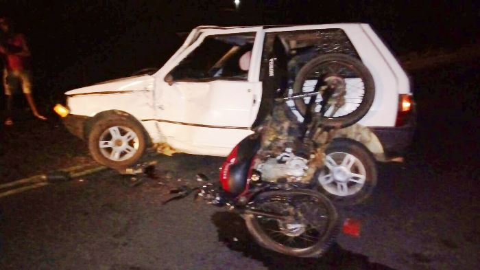 Dois ocupantes de moto ficam feridos em colisão com Uno em Mairi