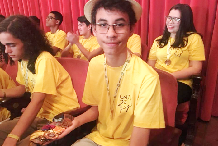 Estudante de Araci recebe medalha de ouro na Olimpíada Brasileira de Matemática
