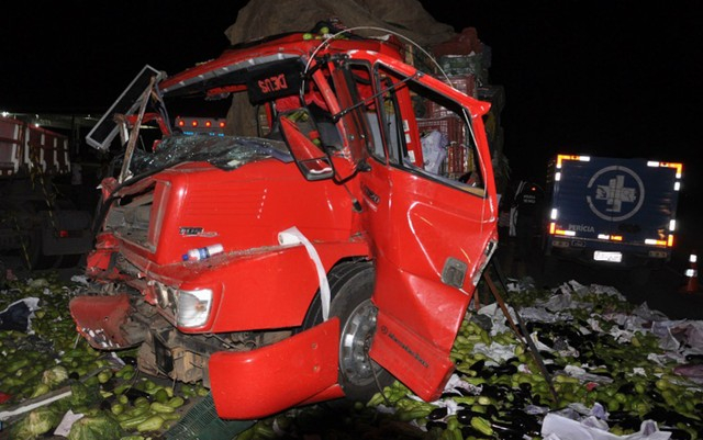 Acidente entre carreta e caminhão mata duas pessoas na BR-116, no sudoeste da Bahia