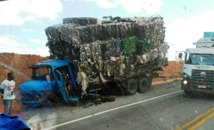 Dois homens ficam feridos em grave colisão na estrada do feijão