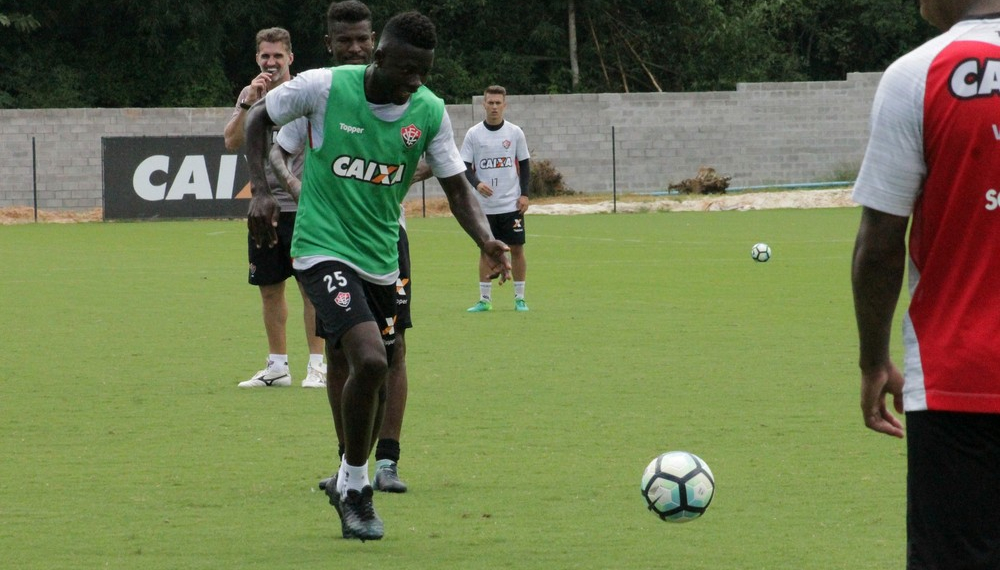 Aclamado pela torcida do Vitória, Kanu treina como titular e avisa: “Momento de entrega máxima”