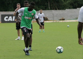Aclamado pela torcida do Vitória, Kanu treina como titular e avisa: “Momento de entrega máxima”