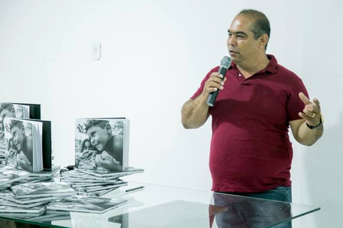 Fotógrafo lança livro Retratos de Esperança para ajudar a construir casa para catadores de lixo