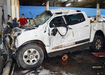 Adolescente perde controle de veículo, invade posto e destrói bomba de combustíveis na Bahia