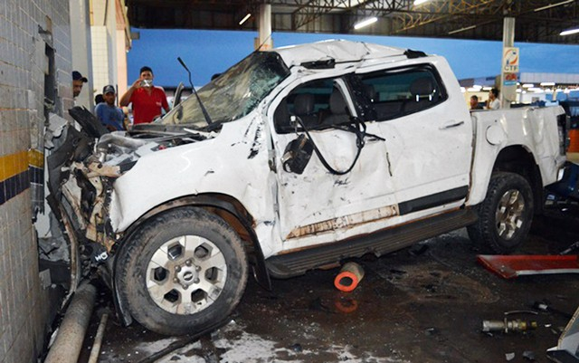 Adolescente perde controle de veículo, invade posto e destrói bomba de combustíveis na Bahia