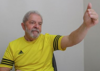Lula diz que quer disputar eleição ‘com alguém com o logotipo da Globo na testa’