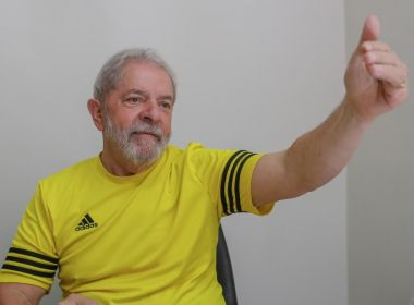 Lula diz que quer disputar eleição ‘com alguém com o logotipo da Globo na testa’
