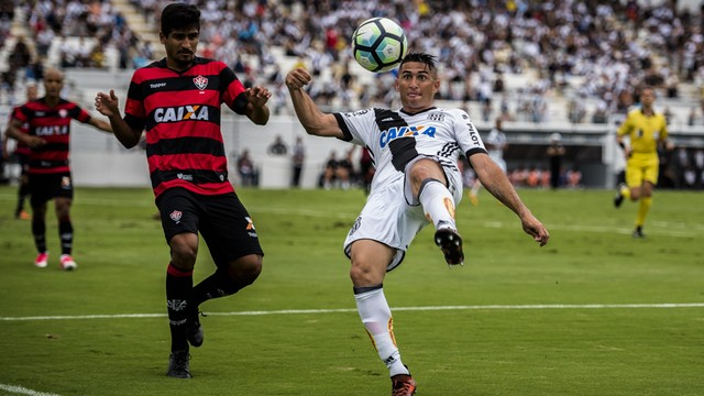 Ponte Preta abre 2 a 0 sobre o Vitória, tem um zagueiro expulso, recebe a virada e jogo termina depois de torcida invadir o campo
