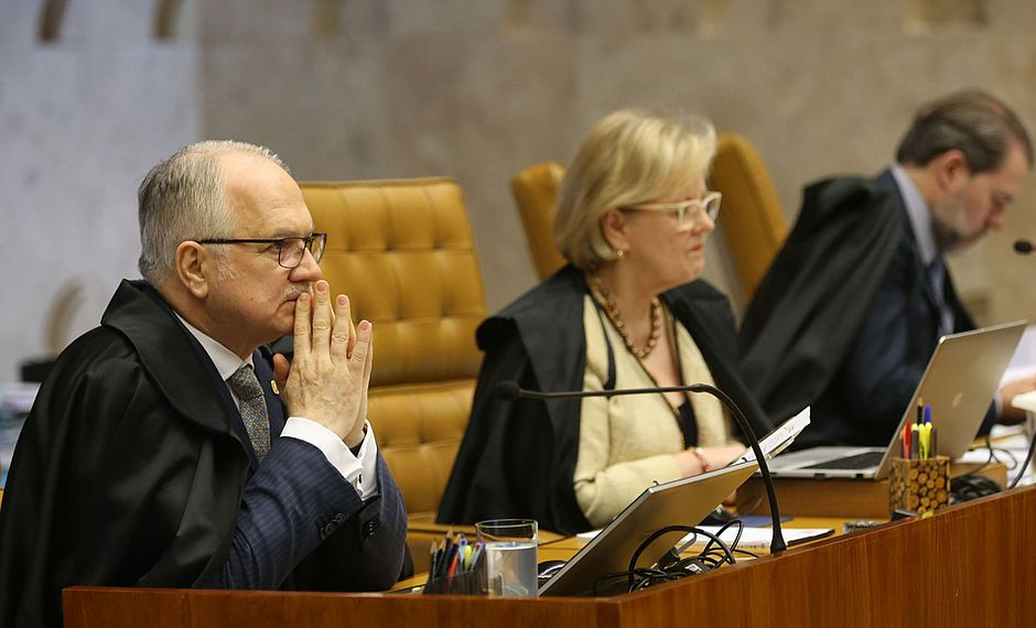 Maioria do STF vota por reduzir foro privilegiado de políticos