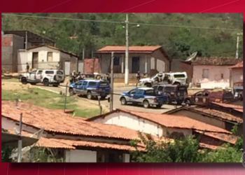 Bandidos encapuzados assaltam agência dos Correios e deixam dinheiro para trás durante fuga na Bahia