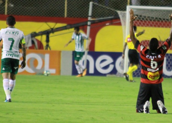 Depois de 96 dias sem vencer no Barradão, Vitória derrota o Palmeiras por 3 a 1 e sai do Z4