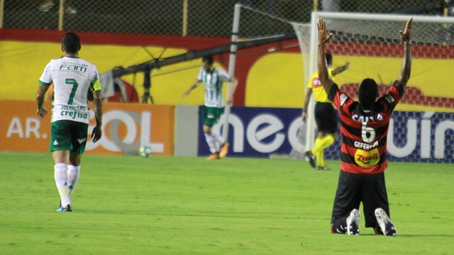 Depois de 96 dias sem vencer no Barradão, Vitória derrota o Palmeiras por 3 a 1 e sai do Z4