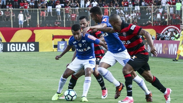 Jogando contra o Cruzeiro, Vitória sai na frente, cede o empate e pode voltar ao Z4