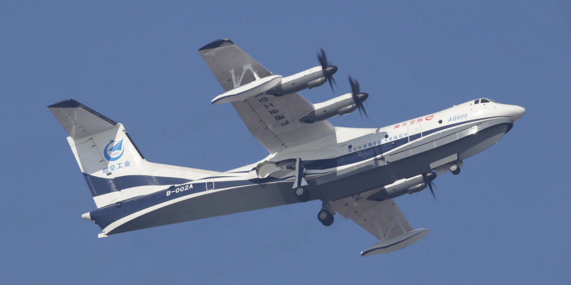 Maior avião anfíbio do mundo faz voo inaugural na China