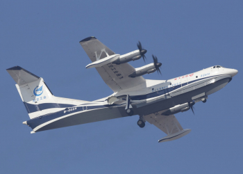 Maior avião anfíbio do mundo faz voo inaugural na China