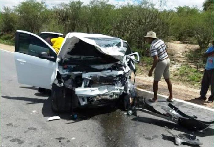 Colisão envolvendo Uno e Siena deixa um morto e dois feridos na BR 116