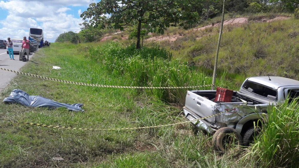Três pessoas morrem em acidente na BR-324, após carro bater de frente com ônibus