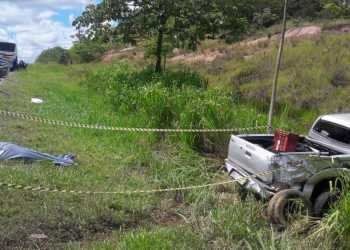 Três pessoas morrem em acidente na BR-324, após carro bater de frente com ônibus