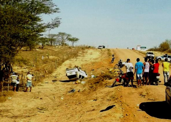 Casal morre em capotamento na BA 381, em Cansanção