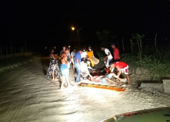 Coité – Dois homens ficam gravemente feridos em colisão envolvendo carro e moto na estrada de Juazeirinho