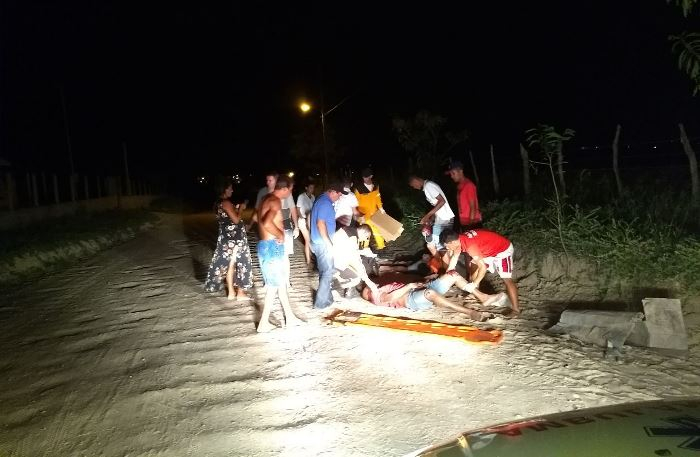 Coité – Dois homens ficam gravemente feridos em colisão envolvendo carro e moto na estrada de Juazeirinho