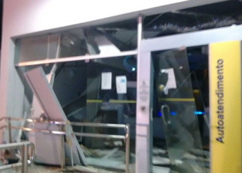 Criminosos explodem agência, disparam contra delegacia e fogem após ação no interior da Bahia