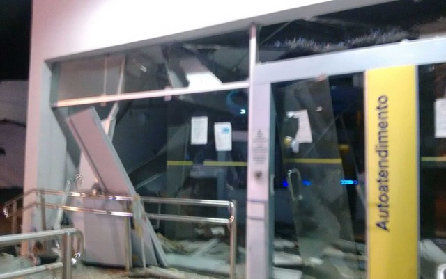 Criminosos explodem agência, disparam contra delegacia e fogem após ação no interior da Bahia