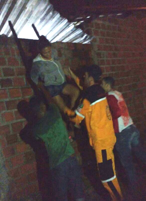 Coité – Carro pega fogo no Bairro da Pampulha e Anjos da Vida resgatam moradores pelo telhado
