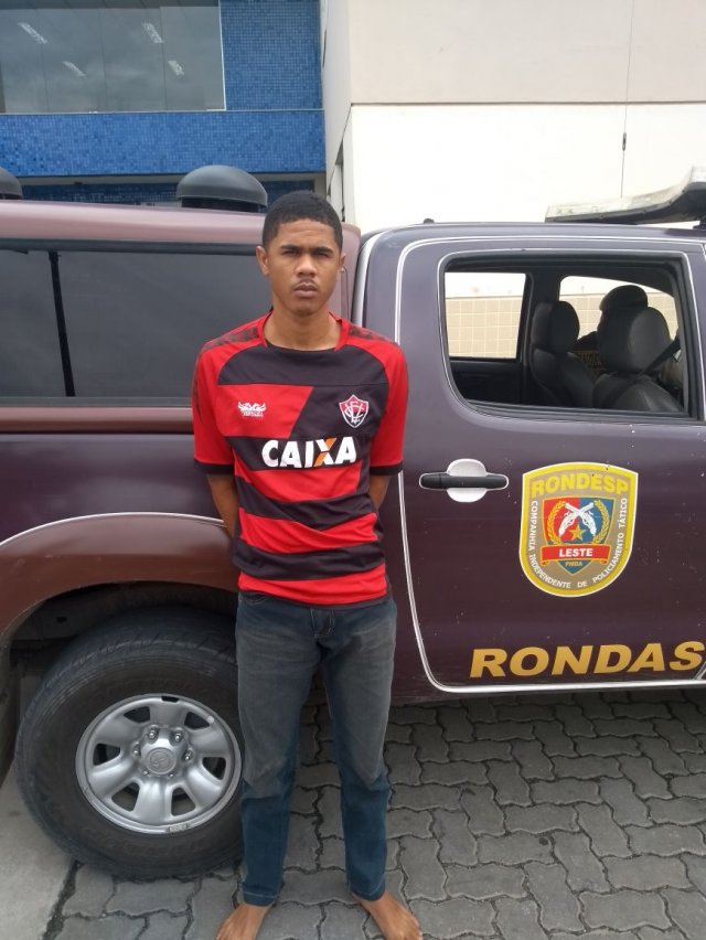 Polícia prende homem com carro roubado e submetralhadora em condomínio de Feira