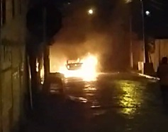 Coité – Carro pega fogo no Bairro da Pampulha e Anjos da Vida resgatam moradores pelo telhado