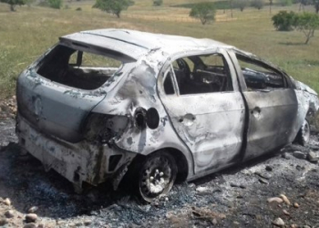 Veículo com placa de Senhor do Bonfim é encontrado incendiado após possível capotamento em Nova Soure